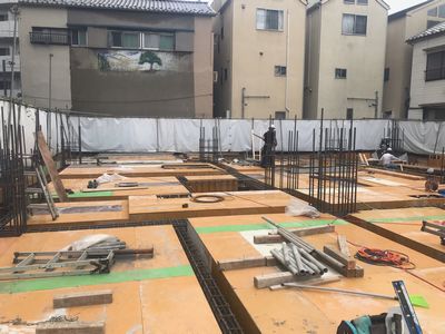 都内マンション建設現場。